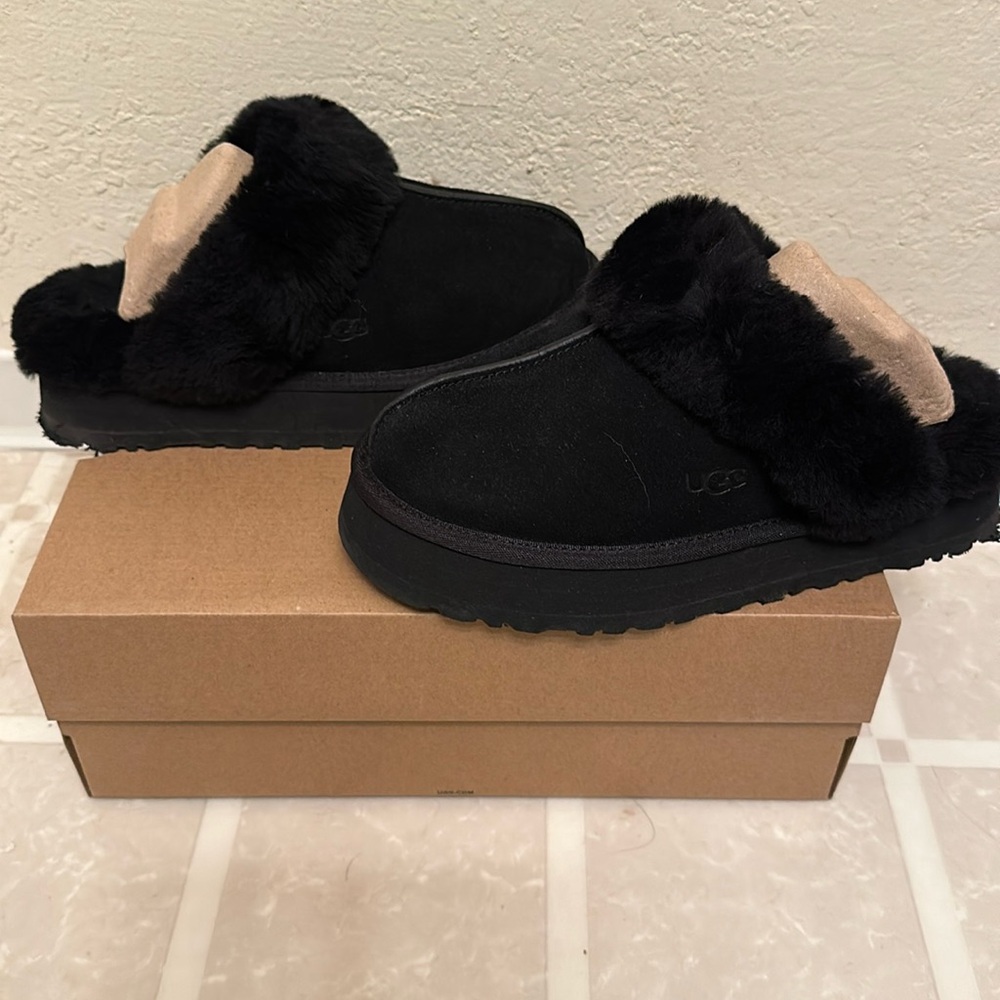 Worn once. Size 7 not a fan of this style. Cute tho. Comes with box